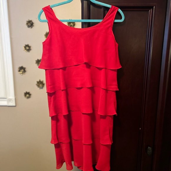 Beautiful red dress - Picture 4 of 5